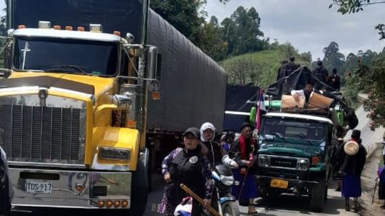Integrantes del pueblo Misak adelantan movilización sobre la vía Panamericana, bloqueando el tramo entre Cali y Popayán en exigencia de diálogo con el Gobierno Nacional.