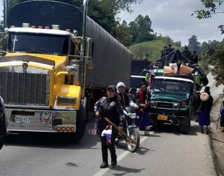 Integrantes del pueblo Misak adelantan movilización sobre la vía Panamericana, bloqueando el tramo entre Cali y Popayán en exigencia de diálogo con el Gobierno Nacional.