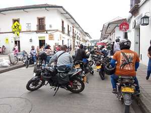 Mientras se adelantan los bloqueos de algunas vías del centro histórico, líderes de los mototaxistas, la alcaldía y otras entidades se reúnen para evaluar la suspensión de la medida que prohíbe el parrillero en el centro de la ciudad.