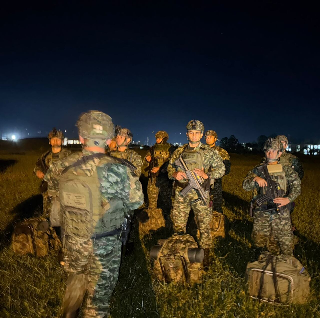 "De manera conjunta con la Fuerza Aérea Colombiana, y en coordinación con la Policía Nacional de Colombia, las operaciones sostenidas se realizan en este municipio para debilitar y afectar las estructuras criminales que atentan contra la tranquilidad de las comunidades en la región", informaron las autoridades.