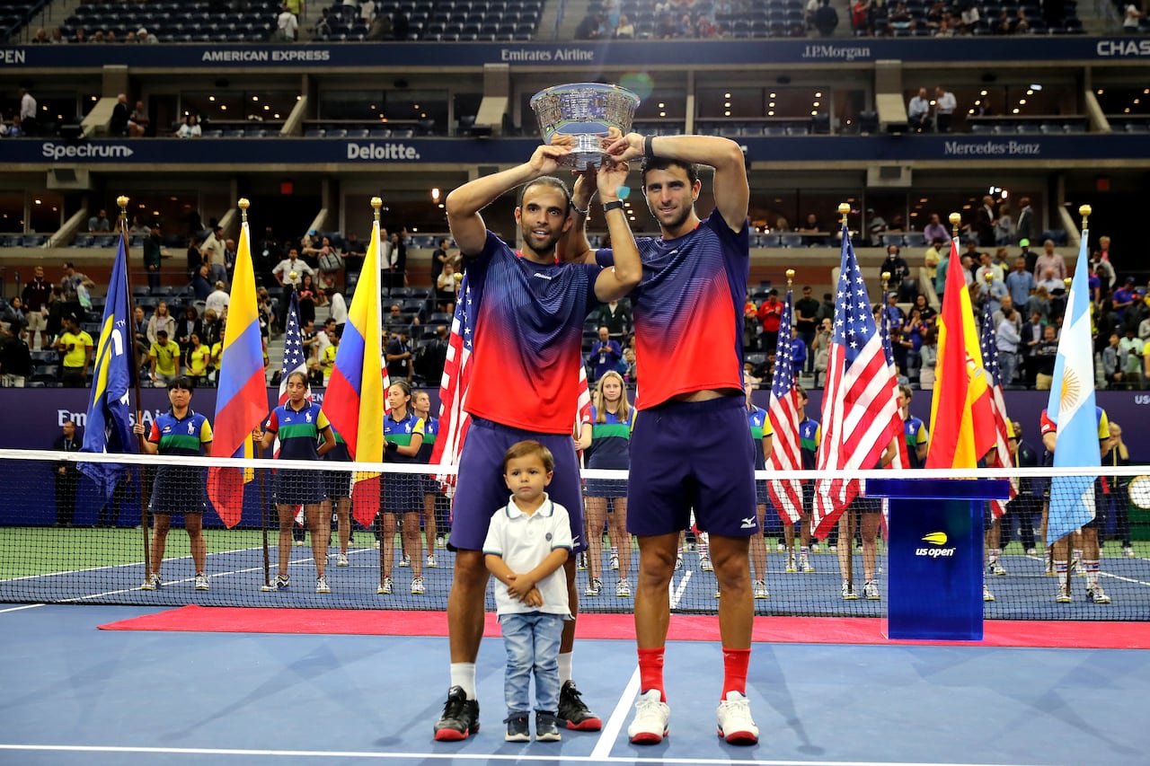 (De izq. a der.) Juan Sebastián Cabal y Robert Farah de Colombia celebran después de ganar su partido final de dobles masculino contra Marcel Granollers de España y Horacio Zeballos de Argentina en el día doce del Abierto de Estados Unidos 2019 en el Centro Nacional de Tenis Billie Jean King de la USTA el 6 de septiembre de 2019 en el distrito de Queens de la ciudad de Nueva York.