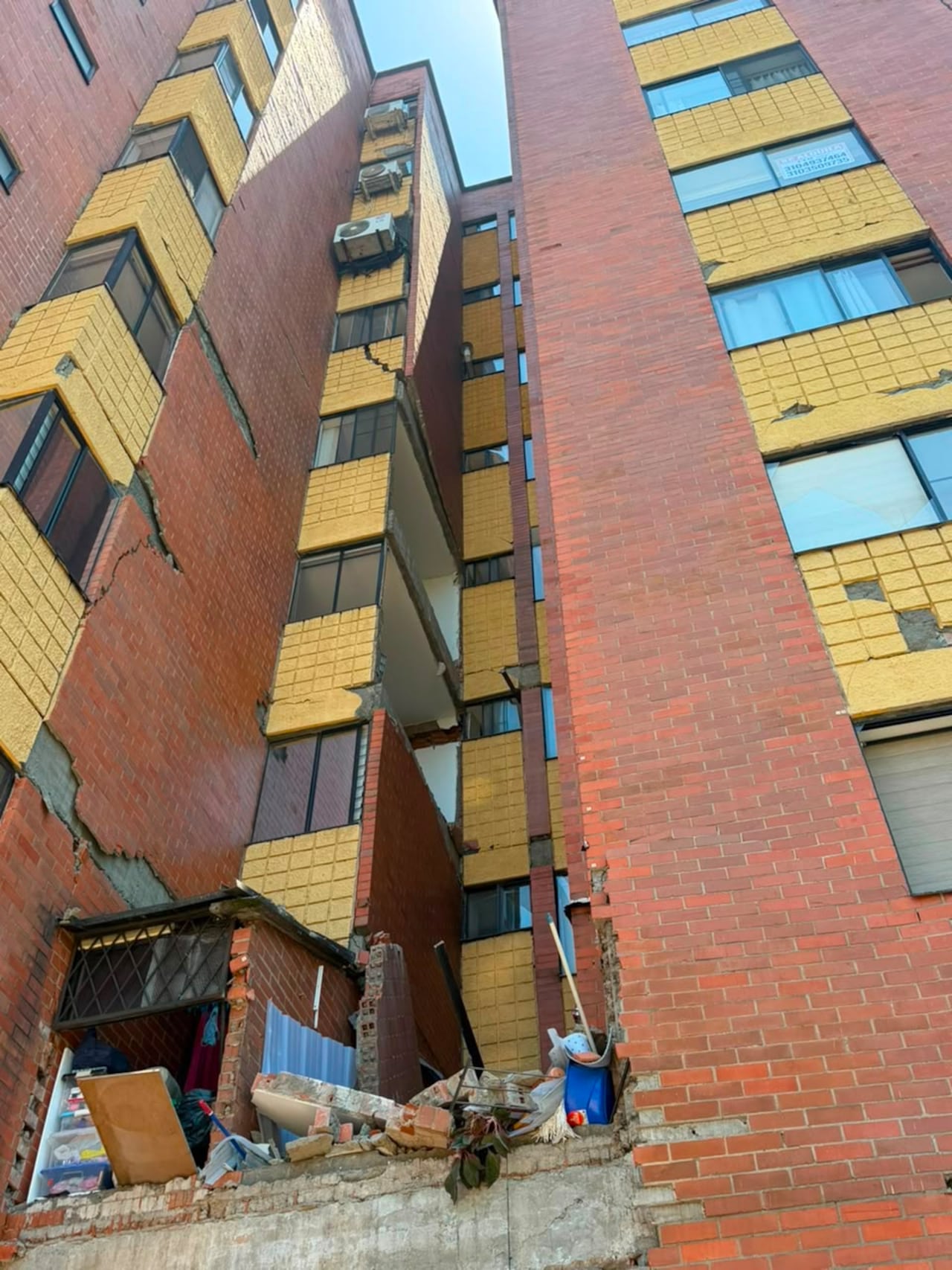 Fachada del Edificio Parques de la Fontana tras el sismo del pasado 10 de agosto. La administración confirmó que los daños se limitan a mampostería y muros no estructurales.