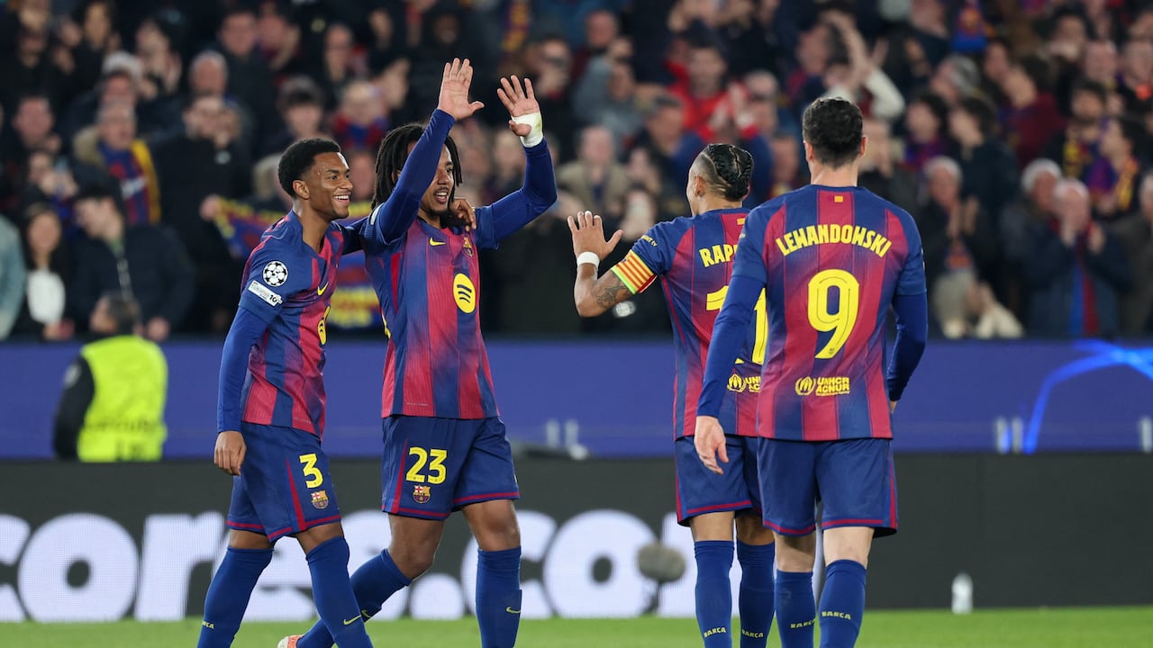 El defensa francés #23 del Barcelona, Jules Kounde (2i), celebra el segundo gol de su equipo con el defensa español #03 del Barcelona, Alex Balde, durante el partido de la sexta jornada de la fase de liga de la UEFA Champions League entre el FC Barcelona y el Eintracht Frankfurt en el estadio Camp Nou de Barcelona el 9 de diciembre de 2025. (Foto de Lluis GENE / AFP)