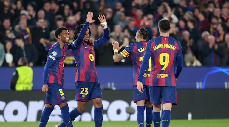 El defensa francés #23 del Barcelona, Jules Kounde (2i), celebra el segundo gol de su equipo con el defensa español #03 del Barcelona, Alex Balde, durante el partido de la sexta jornada de la fase de liga de la UEFA Champions League entre el FC Barcelona y el Eintracht Frankfurt en el estadio Camp Nou de Barcelona el 9 de diciembre de 2025. (Foto de Lluis GENE / AFP)