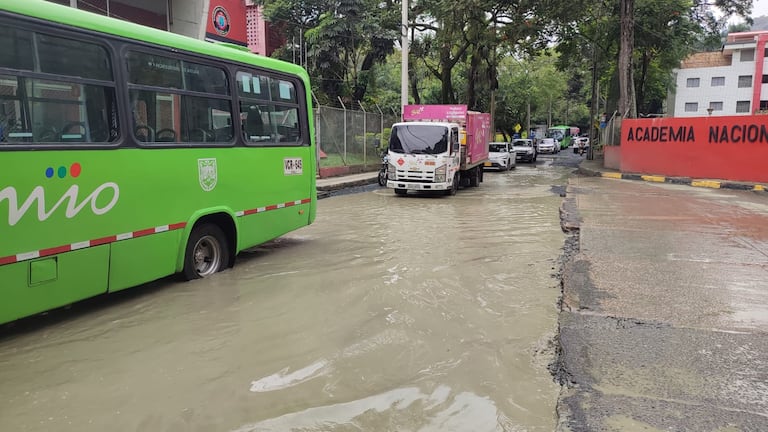 Residentes reportan tuberías de aguas negras y aguas blancas afectadas por las obras, generando reclamos ante Emcali.