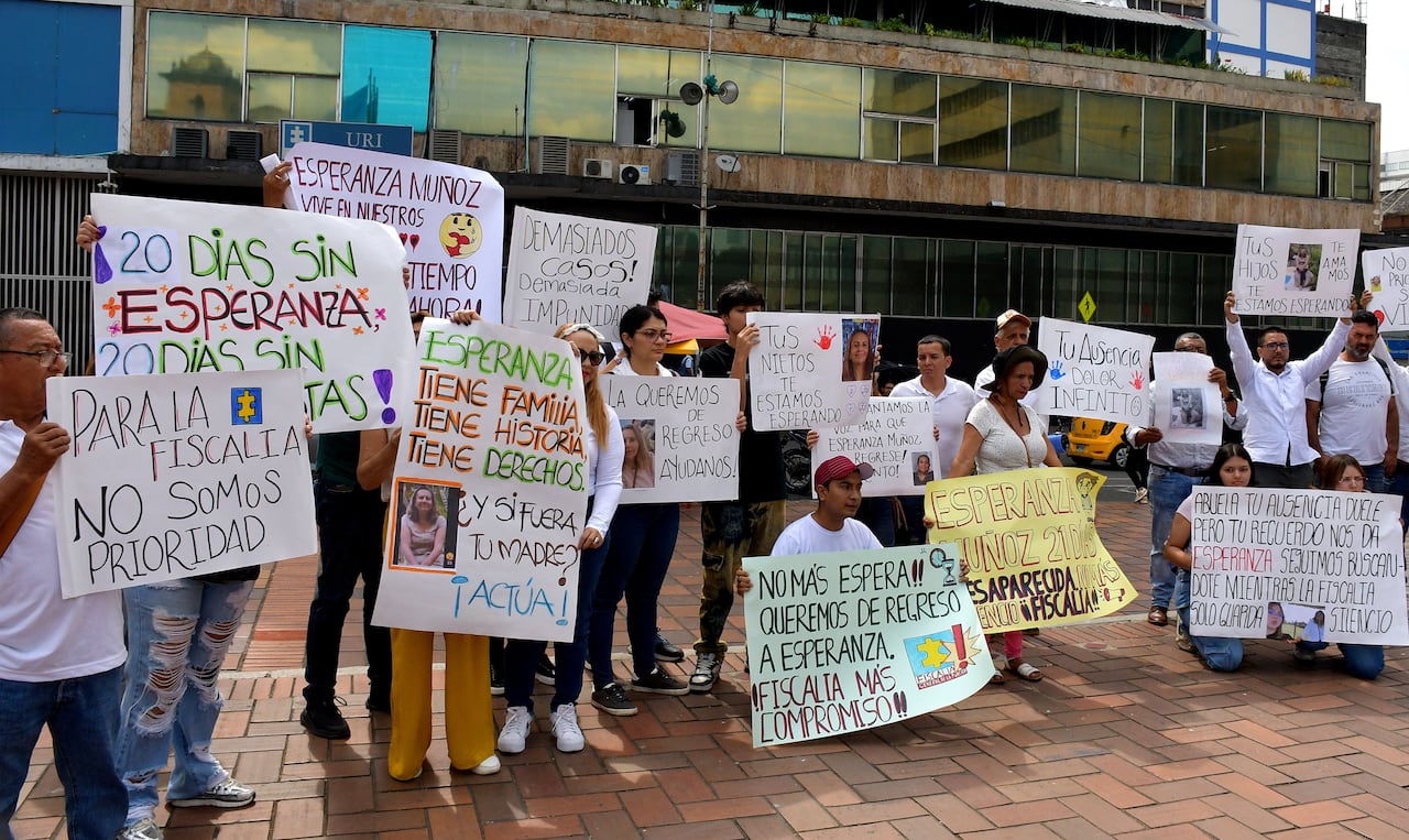 Familiares de Esperanza Muñoz, desaparecida en La Cumbre, hicieron un plantón frente a la Fiscalía de Cali; denuncian falta de celeridad. Fotos Raúl Palacios / El País.