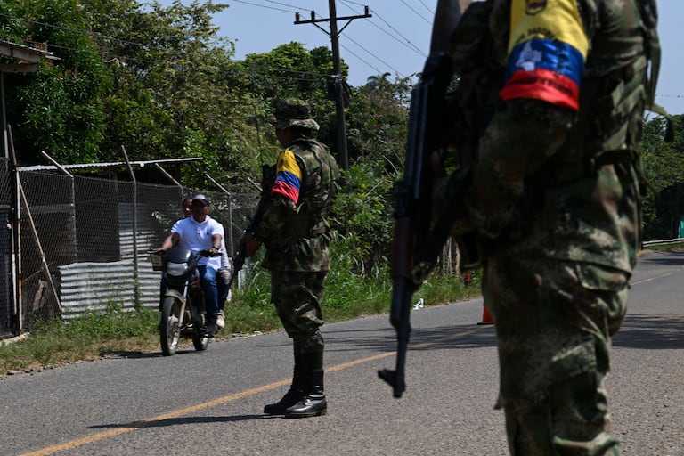 La presencia de estructuras de las disidencias de las Farc como la Adán Izquierdo y el Frente 57 Yair Bermúdez ha reconfigurado el conflicto en la zona rural de Tuluá. Según autoridades locales, estos grupos ya no operan mediante combates abiertos, sino a través de acciones selectivas