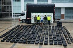 El camión Hyundai HD 65, modelo 2007, en cuyo interior fue hallado el cargamento. El vehículo de carga tipo turbo, avaluado en 95 millones de pesos, también fue incautado durante el procedimiento.