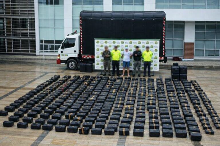 El camión Hyundai HD 65, modelo 2007, en cuyo interior fue hallado el cargamento. El vehículo de carga tipo turbo, avaluado en 95 millones de pesos, también fue incautado durante el procedimiento.