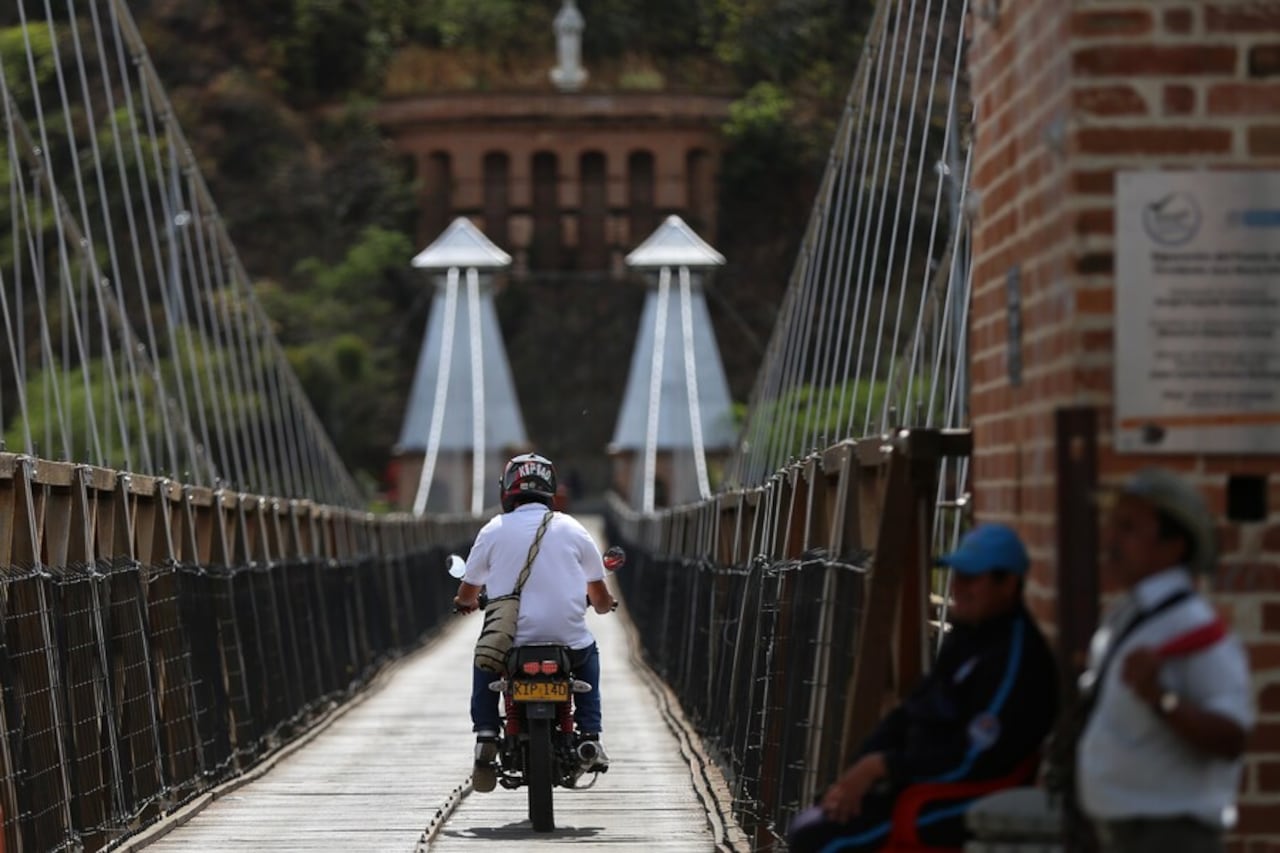 Los turistas que así lo deseen, pueden caminar sobre el puente, en donde podrán disfrutar de cerca la arquitectura original y captar fotografías.
