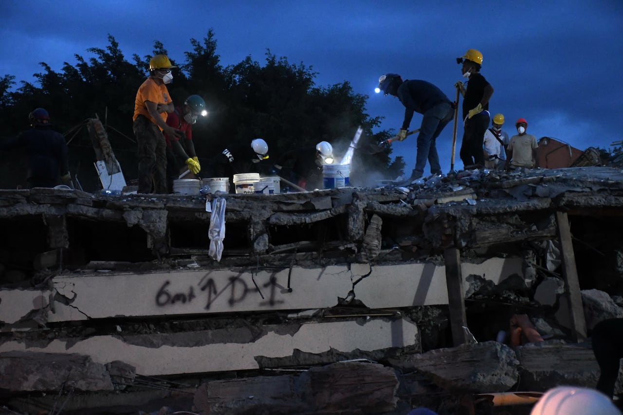 Cali: Luego de 72 horas del terremoto que afectó a la ciudad, el grupo de rescatistas y voluntarios continúa en su ardua labor durante día y noche, jornadas interminables con héroes invisibles que lo dan todo por rescatar con vida a los sobrevivientes
