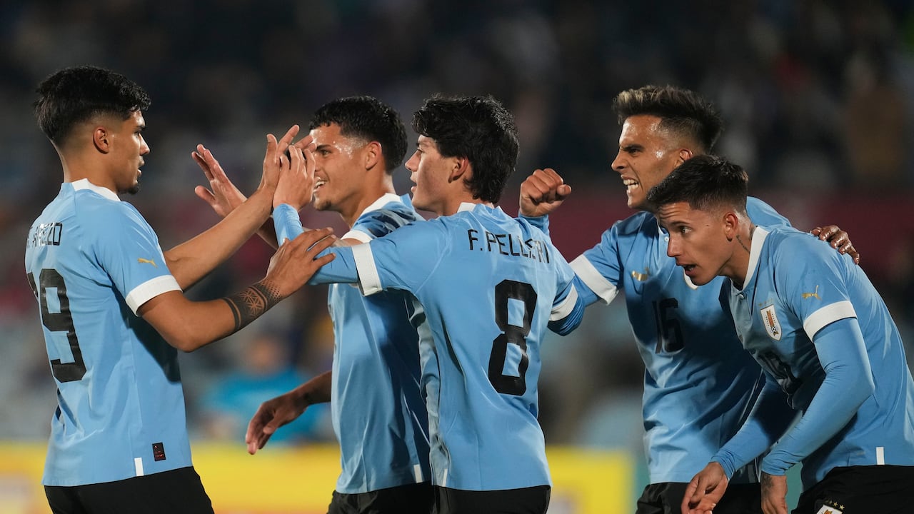 Los jugadores de Uruguay celebran después de que Rodrigo Zalazar, segundo desde la derecha, anotara durante un partido amistoso de fútbol internacional contra Nicaragua en Montevideo, Uruguay, el miércoles 14 de junio de 2023. (Foto AP/Matilde Campodonico)