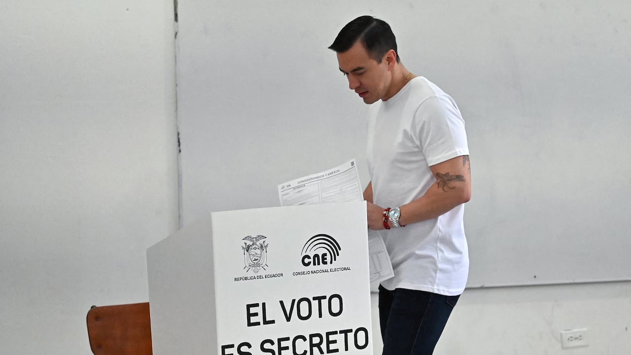 El presidente de Ecuador, Daniel Noboa, ya acudió a las urnas para votar su referendo.