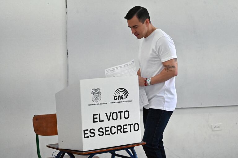 El presidente de Ecuador, Daniel Noboa, ya acudió a las urnas para votar su referendo.
