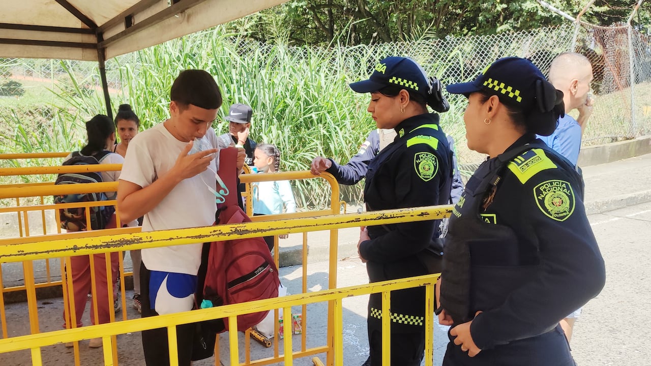 Con restricciones para la subida de menores de edad, mascotas y ciclistas avanza el operativo de jueves Santo en el ascenso al cerro de las tres cruces en Cali.