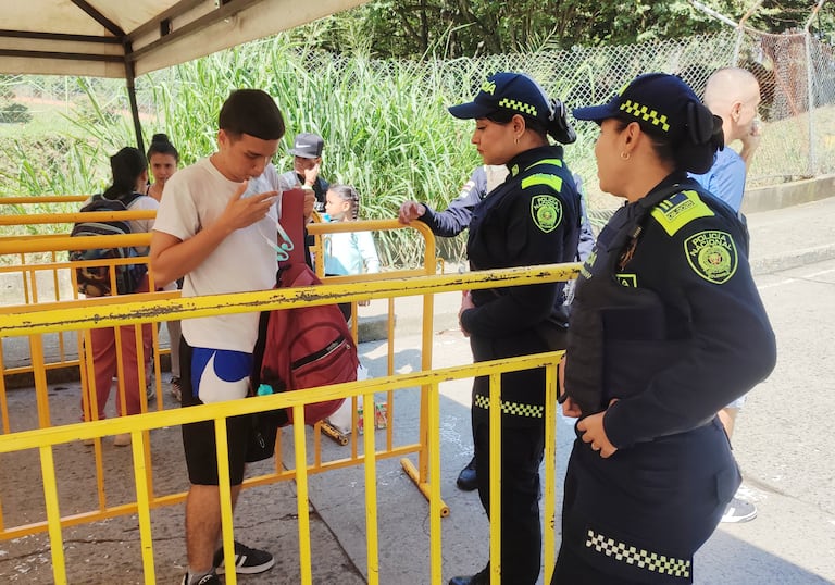 Con restricciones para la subida de menores de edad, mascotas y ciclistas avanza el operativo de jueves Santo en el ascenso al cerro de las tres cruces en Cali.