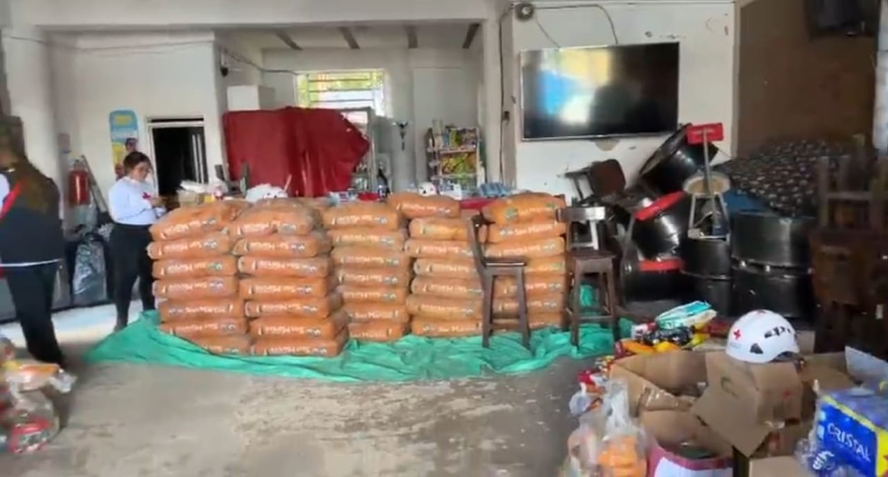 Alejandro Solarte, coordinador de grupo de apoyo de la Cruz Roja, recibe simbólicamente parte de las donaciones recaudadas por el grupo de empresas liderado por CEO. "Queremos agradecer a los voluntarios de la seccional Cauca y al grupo de empresas por estas donaciones que serán distribuidas entre las personas que realmente lo necesitan", expresó Solarte.