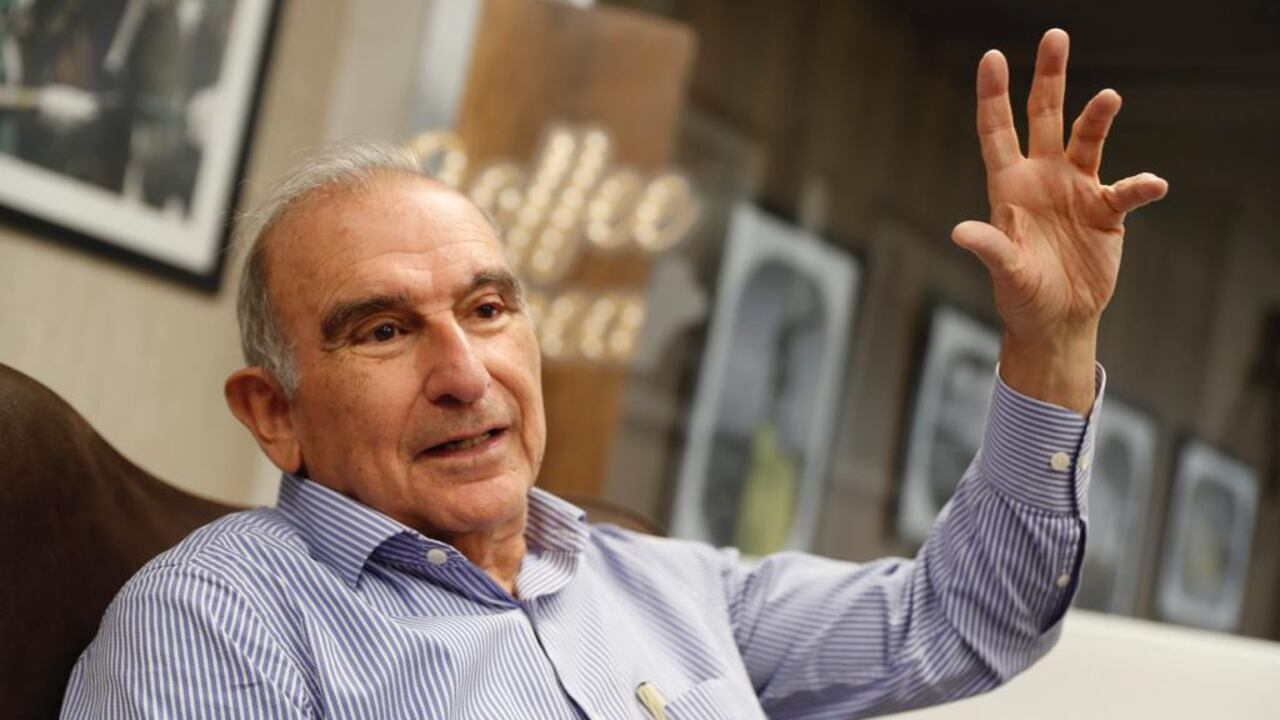 Humberto de la Calle presentó su primera novela en la Feria Internacional del Libro de Cali.