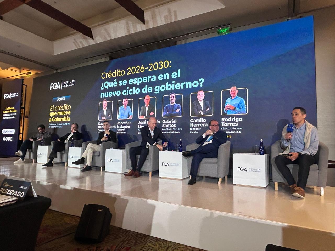 De izquierda a derecha, Gabriel Santos, presidente de Fintech; David Bocanument, presidente de FGA; Jonathan Malagón, presidente de Asobancaria; José Ignacio López, presidente de la ANIF; Camilo Herrera, fundador de Raddar y Rodrigo Torres, director Valora Analitik.