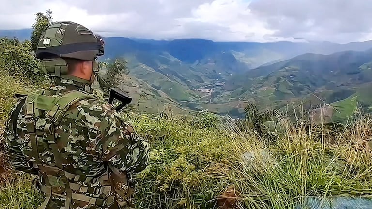 Integrantes del Ejército Nacional se enfrentan a varios grupos armados ilegales en diferentes departamentos del país, como Cauca, Nariño, Putumayo, Guaviare y Meta.