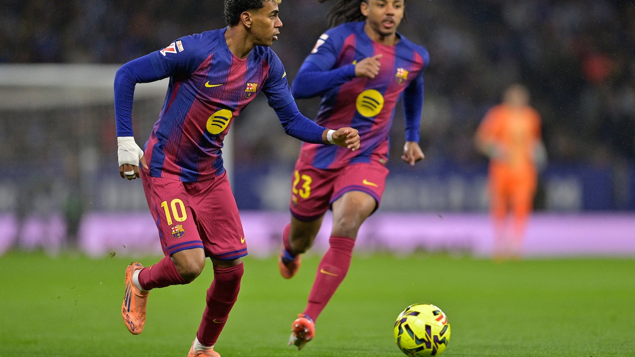 El delantero español #10 del Barcelona, Lamine Yamal, corre con el balón durante el partido de la Liga española entre el RCD Espanyol y el FC Barcelona en el Estadio RCDE en Cornella de Llobregat el 3 de enero de 2026. (Foto de MANAURE QUINTERO / AFP)