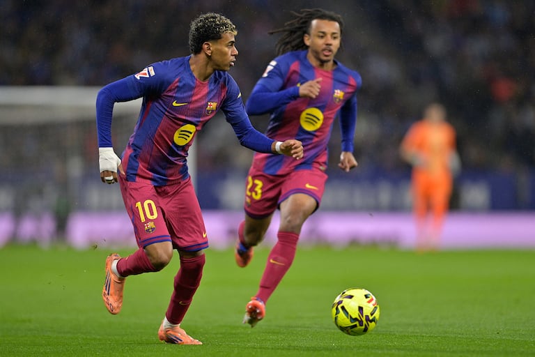 El delantero español #10 del Barcelona, Lamine Yamal, corre con el balón durante el partido de la Liga española entre el RCD Espanyol y el FC Barcelona en el Estadio RCDE en Cornella de Llobregat el 3 de enero de 2026. (Foto de MANAURE QUINTERO / AFP)