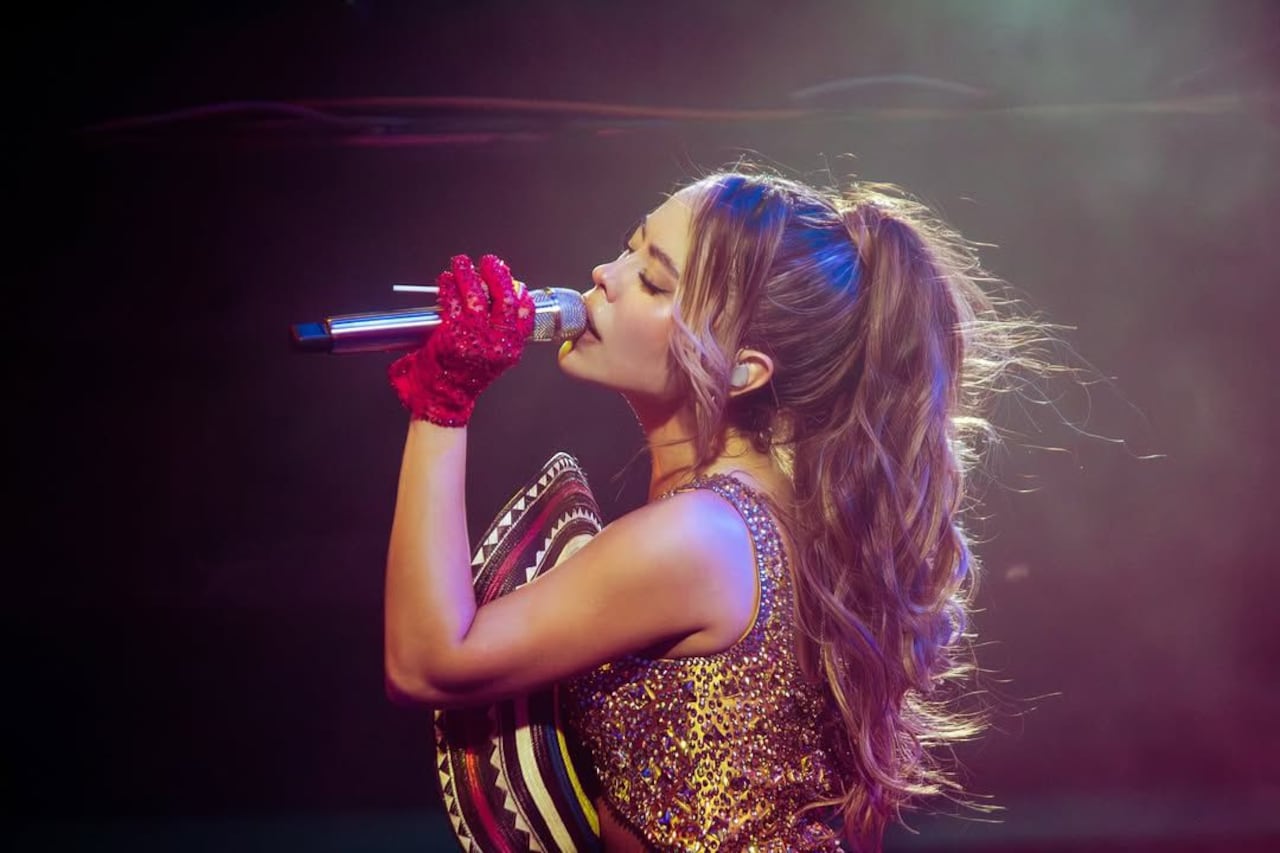 Juliana cantó con el Grupo Niche la canción de la banda sonora de La Primera Vez, serie de Netflix.