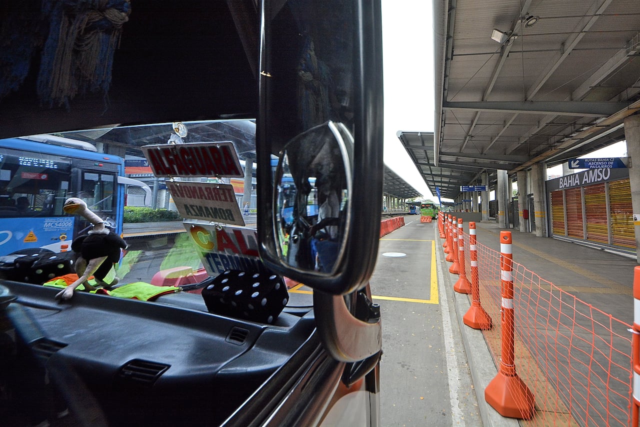 Inicio del servicio complementario entre el mío y el transporte intermunicipal de Jamundí. Los pasajeros llegan a la terminal Simón Bolívar y hacen el transbordo a los buses del mío. Foto Jorge Orozco.