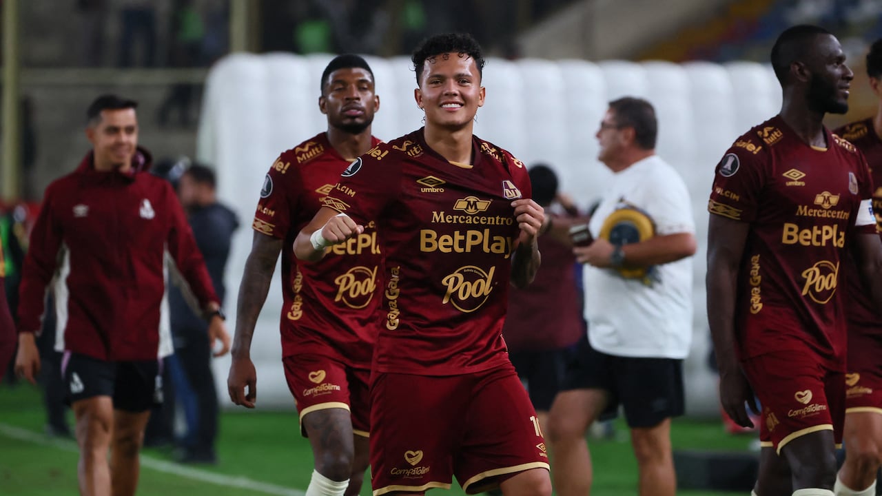 El centrocampista número 10 del Tolima, Juan Torres, celebra al final del partido de la fase de grupos de la Copa Libertadores entre el Universitario de Perú y el Deportes Tolima de Colombia en el Estadio Monumental "U" Marathon de Lima, el 26 de mayo de 2026. (Foto de Connie FRANCE / AFP)