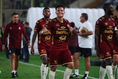 El centrocampista número 10 del Tolima, Juan Torres, celebra al final del partido de la fase de grupos de la Copa Libertadores entre el Universitario de Perú y el Deportes Tolima de Colombia en el Estadio Monumental "U" Marathon de Lima, el 26 de mayo de 2026. (Foto de Connie FRANCE / AFP)