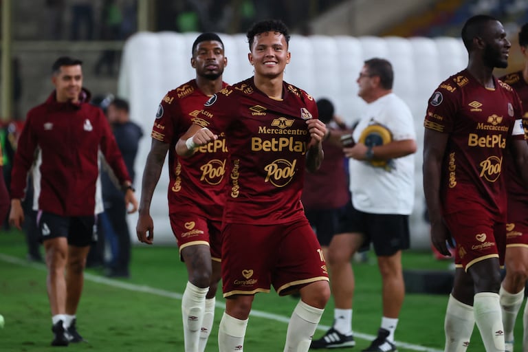 El centrocampista número 10 del Tolima, Juan Torres, celebra al final del partido de la fase de grupos de la Copa Libertadores entre el Universitario de Perú y el Deportes Tolima de Colombia en el Estadio Monumental "U" Marathon de Lima, el 26 de mayo de 2026. (Foto de Connie FRANCE / AFP)