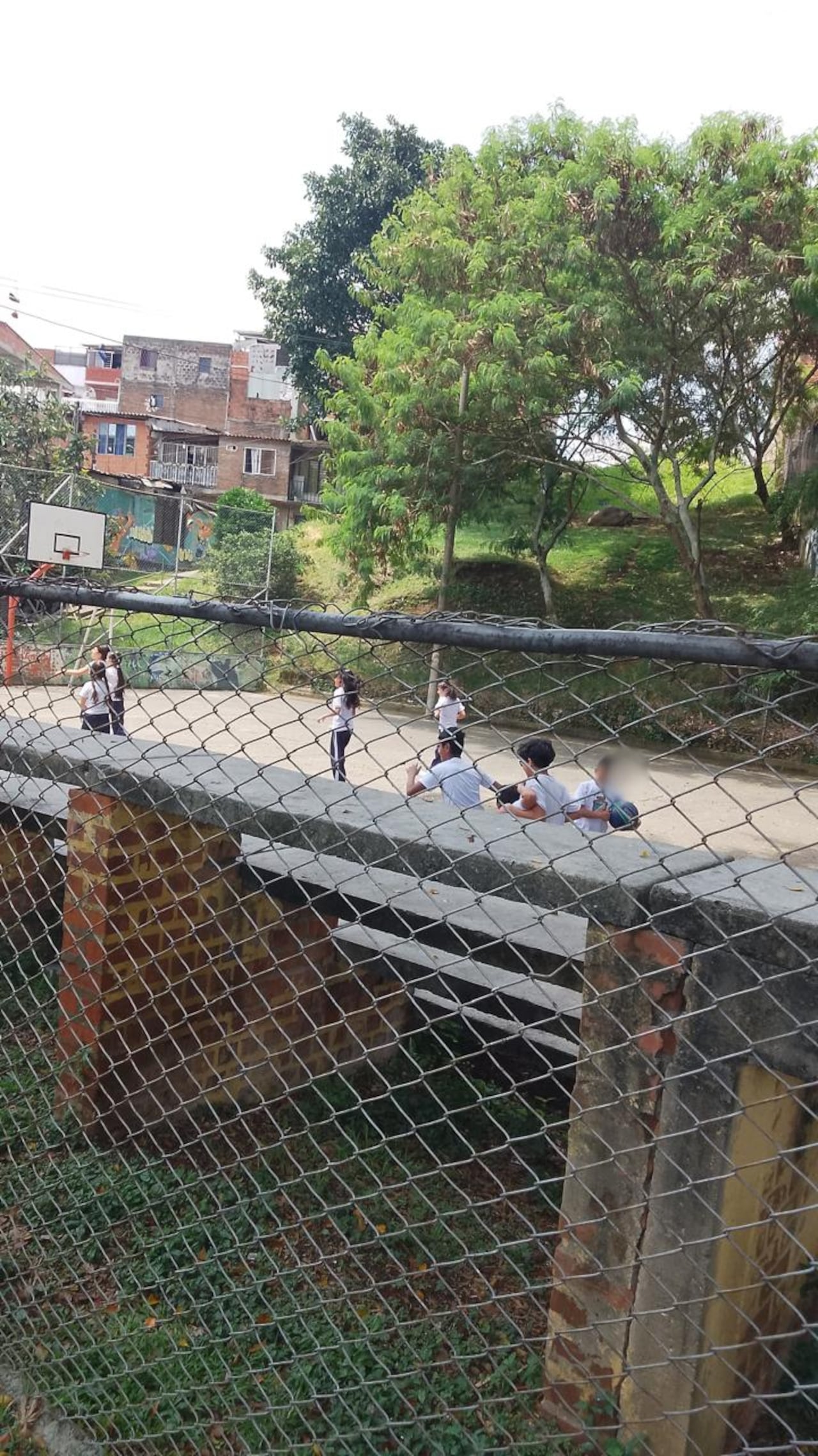 Residentes aseguran que los estudiantes conviven a diario con una problemática que, según sus testimonios, afecta el uso del parque como espacio de recreación.