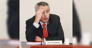 El exministro Luis Fernando Velasco fue señalado de negociar, por 80.000 millones de pesos en contratos, los votos en la Comisión Primera del Senado.