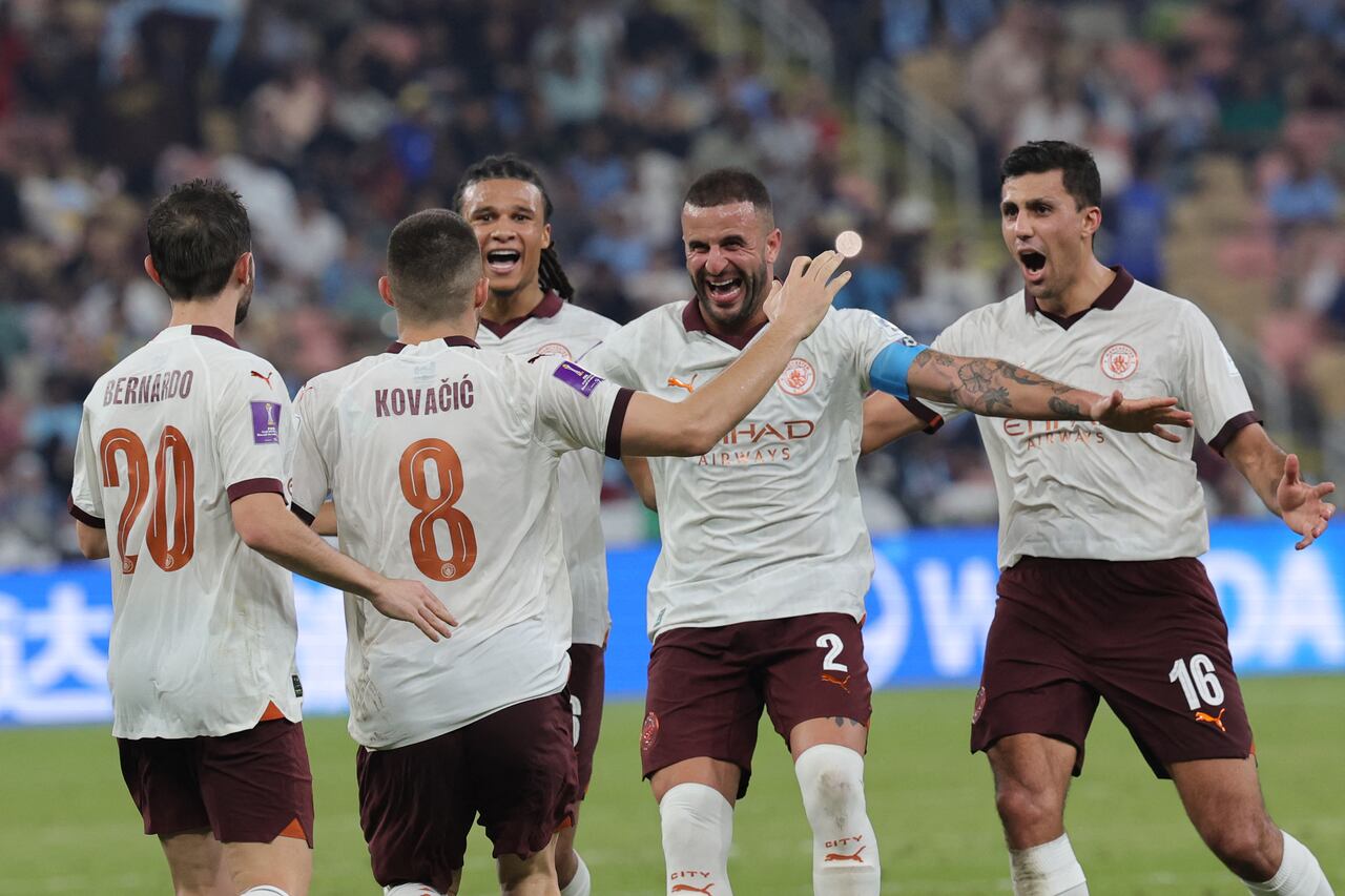 El mediocampista croata del Manchester City # 08 Mateo Kovacic celebra con sus compañeros de equipo después de anotar el segundo gol de su equipo durante el partido de semifinal de fútbol de la Copa Mundial de Clubes de la FIFA entre el Manchester City de Inglaterra y los Urawa Red Diamonds de Japón en la Ciudad Deportiva Rey Abdullah en Jeddah el 19 de diciembre de 2023. (Foto de Giuseppe CACACE / AFP)
