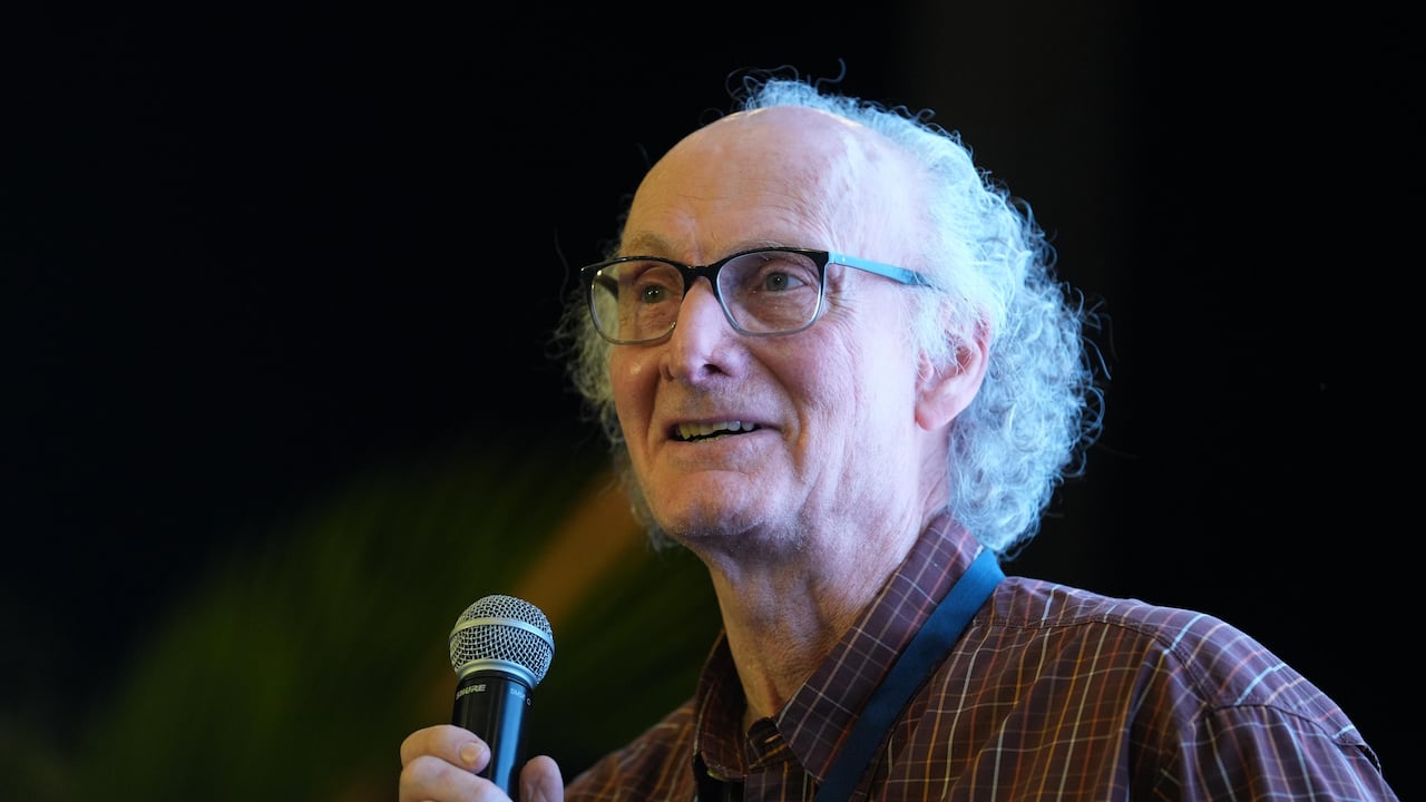 Steve Hilty, creador de la primera guía de aves de Colombia.