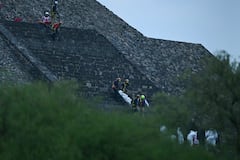 Expertos forenses y miembros de la Cruz Roja trasladan un cuerpo a la Pirámide de la Luna en la zona arqueológica de Teotihuacán tras un tiroteo ocurrido en Teotihuacán