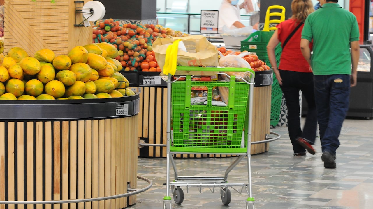 Cali: Precios de alimentos siguen altos en Cali, amas de casa perciben que el costo de la canasta familiar no baja, la inflación baja pero lento. Foto José L Guzmán. El País