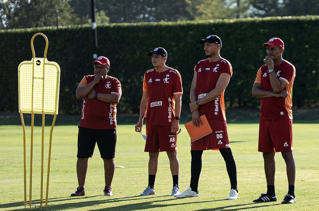 David González (segundo de derecha a izquierda) dirige uno de sus primeros entrenamientos con el América de Cali.
