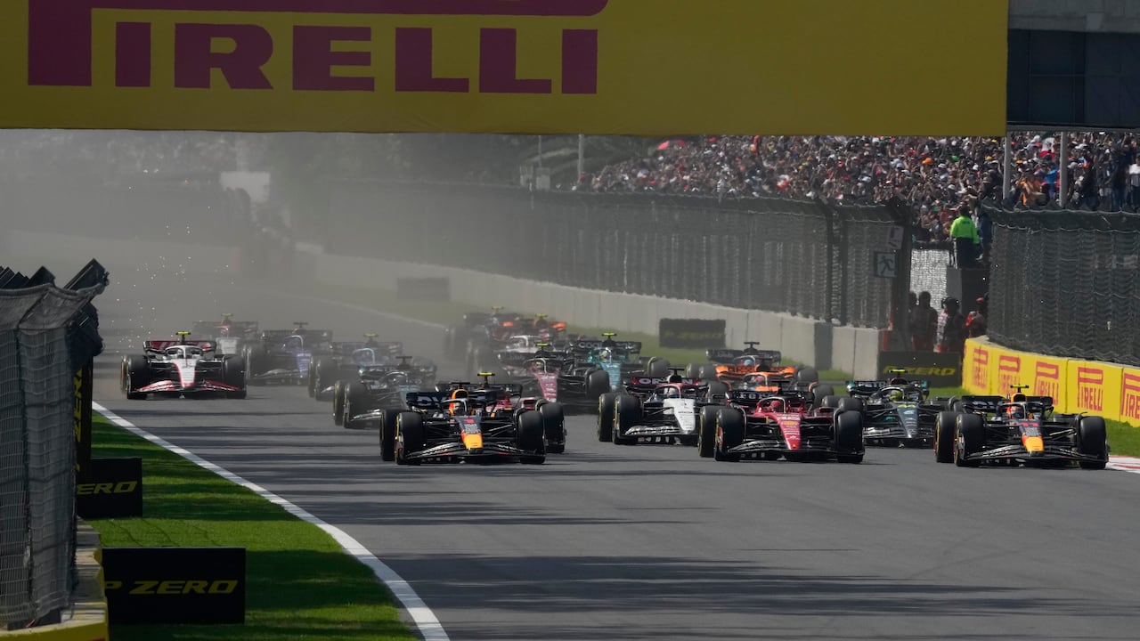Los pilotos corren al inicio de la carrera de autos del Gran Premio de México de Fórmula Uno en el autódromo Hermanos Rodríguez en la Ciudad de México, el domingo 29 de octubre de 2023. (Foto AP/Fernando Llano)