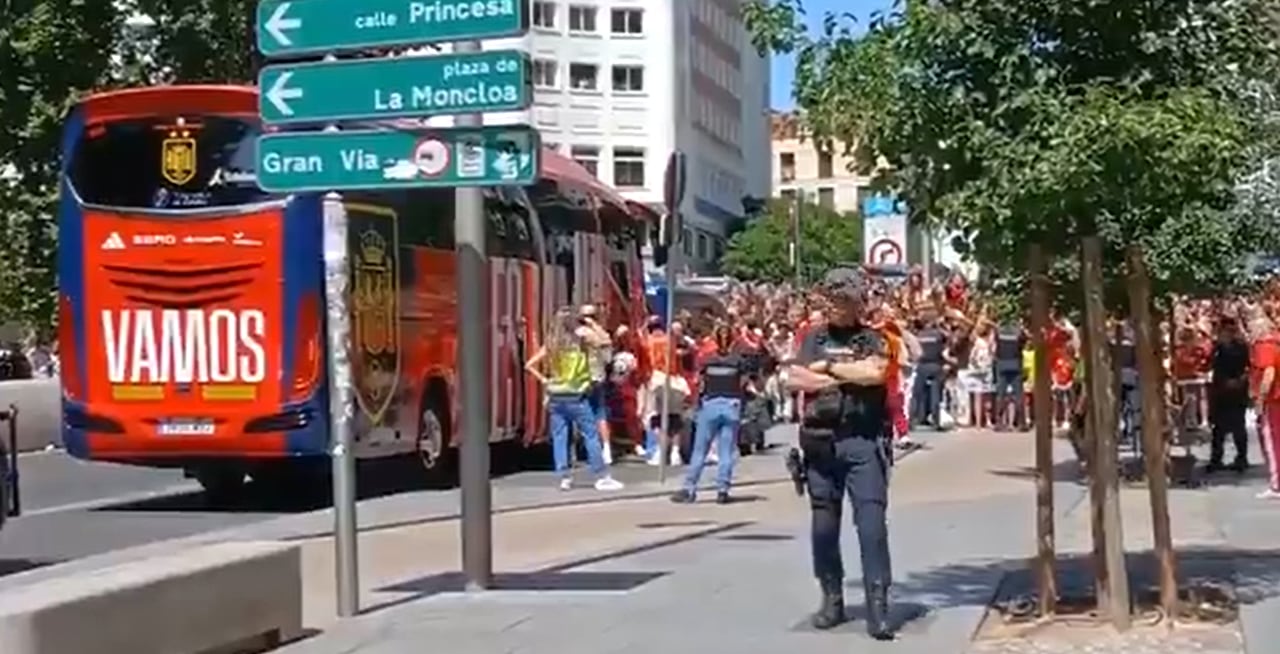 Aficionados comienzan a celebrar la llegada de sus campeones a España