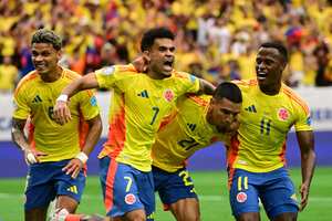 HOUSTON, TEXAS – 24 DE JUNIO: Daniel Muñoz de Colombia celebra con su compañero Luis Díaz luego de anotar el primer gol del equipo durante el partido del Grupo D de la CONMEBOL Copa América 2024 entre Colombia y Paraguay en el Estadio NRG el 24 de junio de 2024 en Houston, Texas. (Foto de Logan Riely/Getty Images)