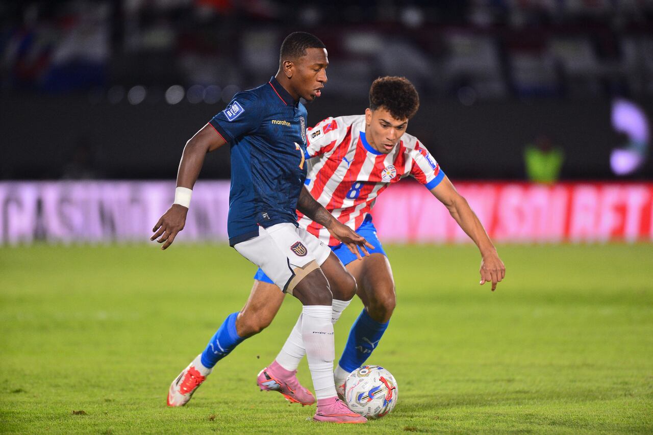 El defensa ecuatoriano #07 Pervis Estupiñán y el mediocampista paraguayo #08 Diego Gómez disputan el balón durante el partido de las eliminatorias sudamericanas al Mundial de la FIFA 2026 entre Paraguay y Ecuador en el estadio Defensores del Chaco en Asunción el 4 de septiembre de 2025. (Foto de Daniel DUARTE / AFP)