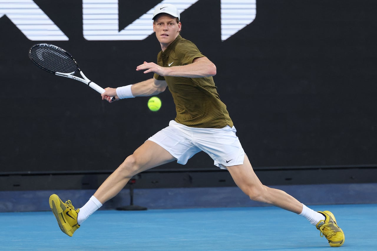 El italiano Jannik Sinner remata contra el italiano Luciano Darderi durante su partido individual masculino en el noveno día del Abierto de Australia en Melbourne el 26 de enero de 2026. (Foto de DAVID GRAY / AFP)