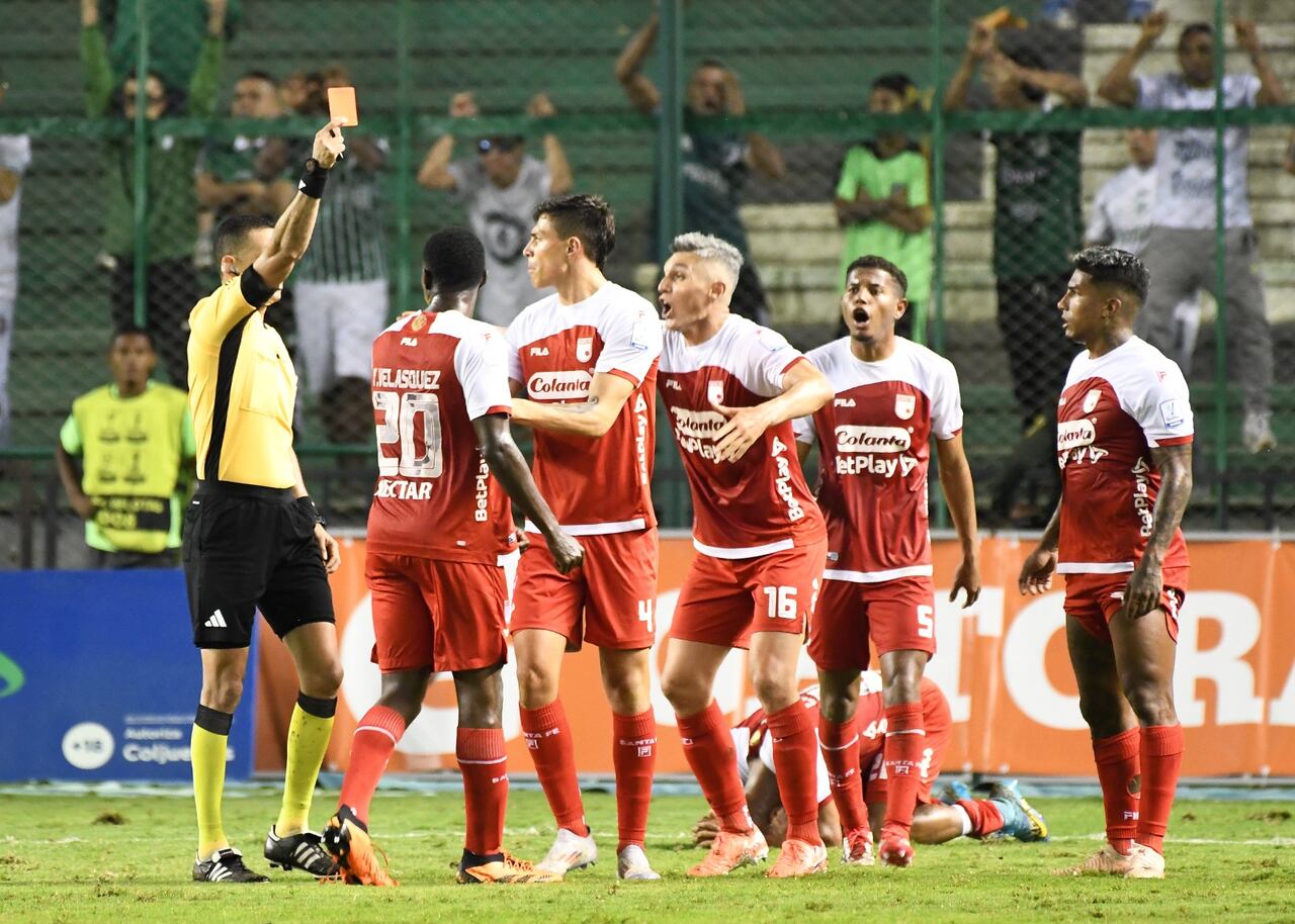 Harold Mosquera y Yilmar Velásquez pelean entre ellos en el compromiso entre Deportivo Cali e Independiente Santa Fe.