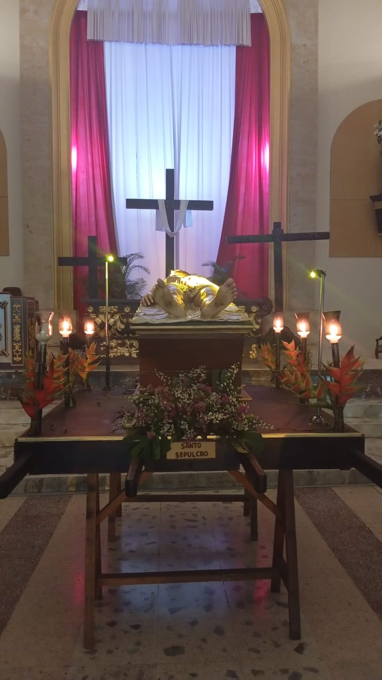 Fieles acompañaron en silencio la procesión del Santo Sepulcro en el Templete, en una jornada marcada por la devoción y el recogimiento.