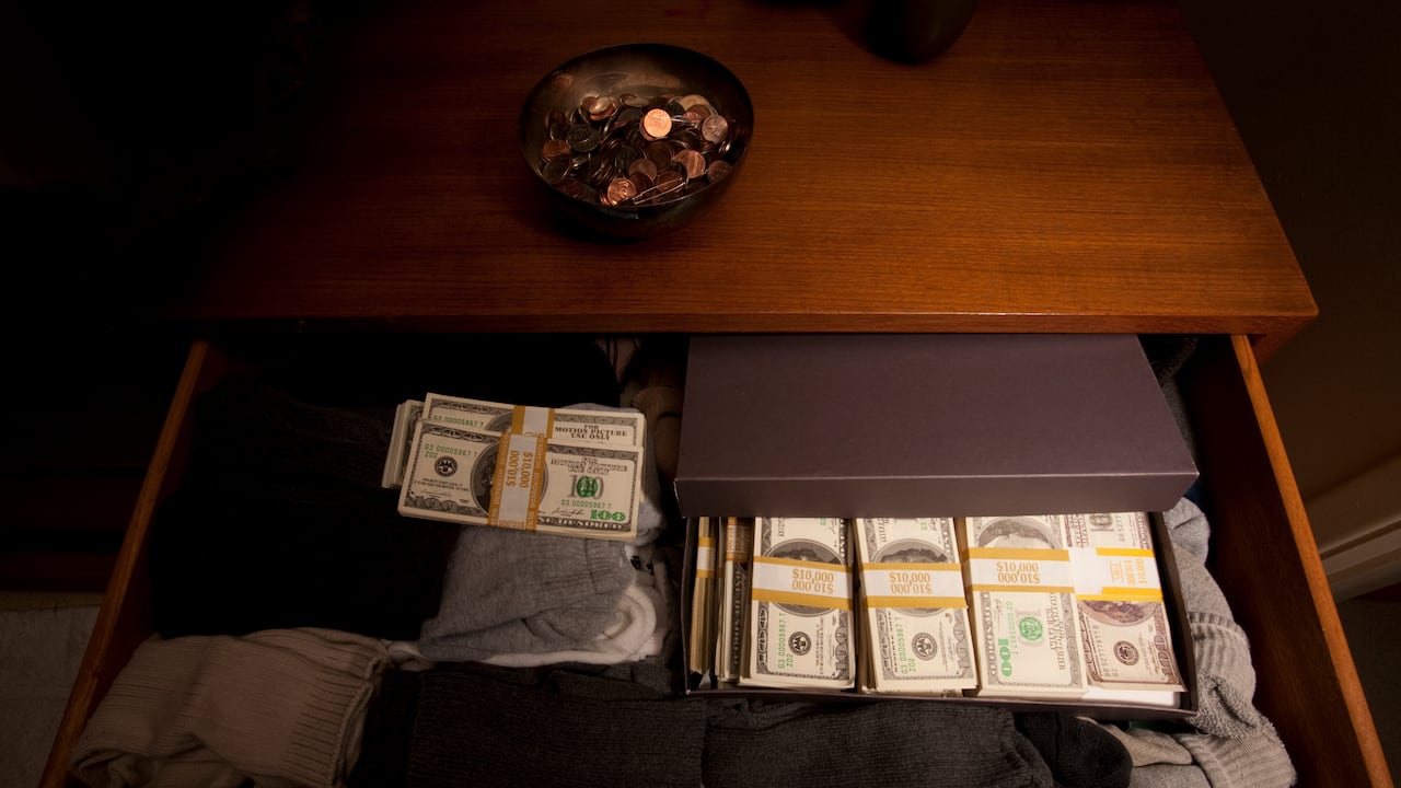 Existen lugares comunes dentro de los hogares donde las personas suelen guardar su dinero.