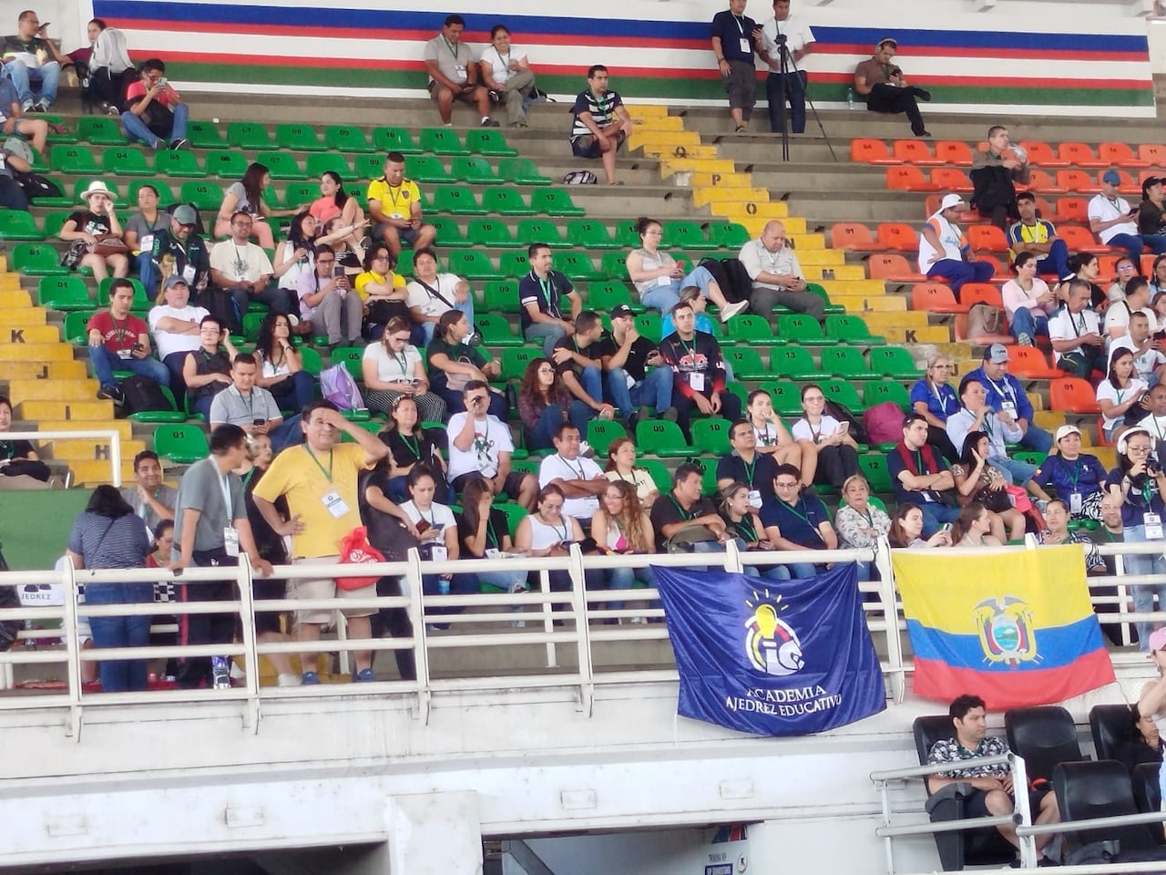 Algunos de los asistentes que presencian el Festival Sudamericano de la Juventud de Ajedrez.