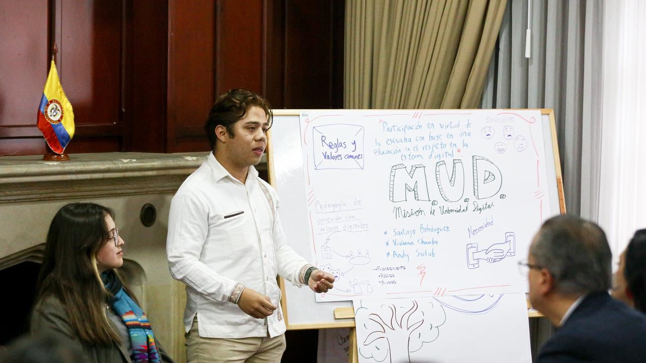 Delegados de Brasil y Bolivia expusieron ‘Visión Futuro’, una plataforma con inteligencia artificial que busca romper las burbujas informativas y ofrecer contexto y contraste en cada noticia.