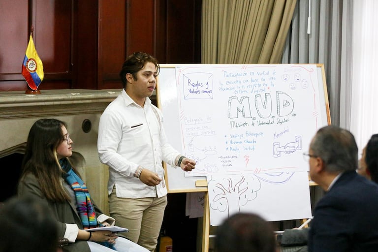 Delegados de Brasil y Bolivia expusieron ‘Visión Futuro’, una plataforma con inteligencia artificial que busca romper las burbujas informativas y ofrecer contexto y contraste en cada noticia.