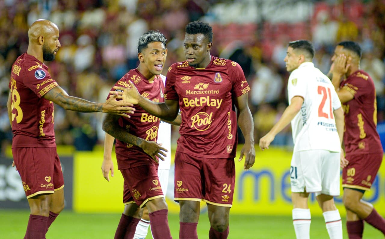 Adrián Parra, delantero del Deportes Tolima, chocando su mano derecha con Edwar López.